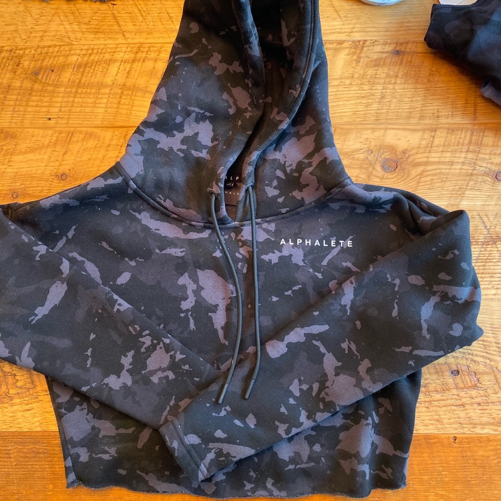 Alphalete camo cropped hoodie